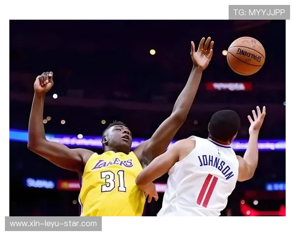 威斯布鲁克改变持球节奏主导快攻，提升湖人转换进攻效率